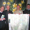 von links: Dr. Hans Klein, Hauptvorsitzender des Eifelvereins, Reiner Woitas, Hauptkartenwart des Eifelvereins, Michael Lammertz und Dr. Hans-Joachim Spors vom Nationalparkforstamt Eifel.